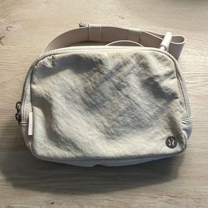Lululemon 2L belt bag
